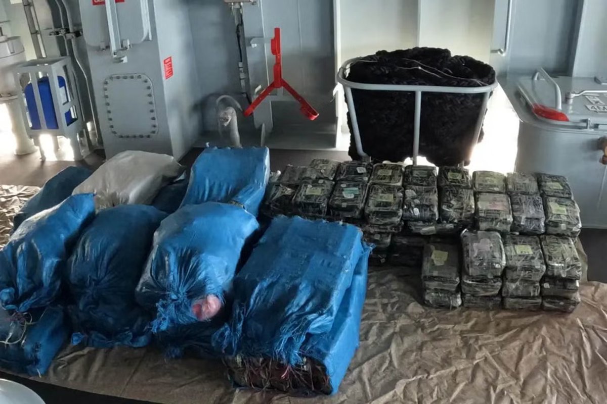 MarioNawfal's tweet image. 🇵🇰 PAKISTAN NAVY SEIZES $1 BILLION IN METH AND COCAINE IN ARABIAN SEA

Pakistan's navy just pulled off one of the biggest drug busts ever, intercepting 2 "stateless" vessels in the Arabian Sea within 48 hours and seizing several tons of crystal meth plus cocaine worth an…