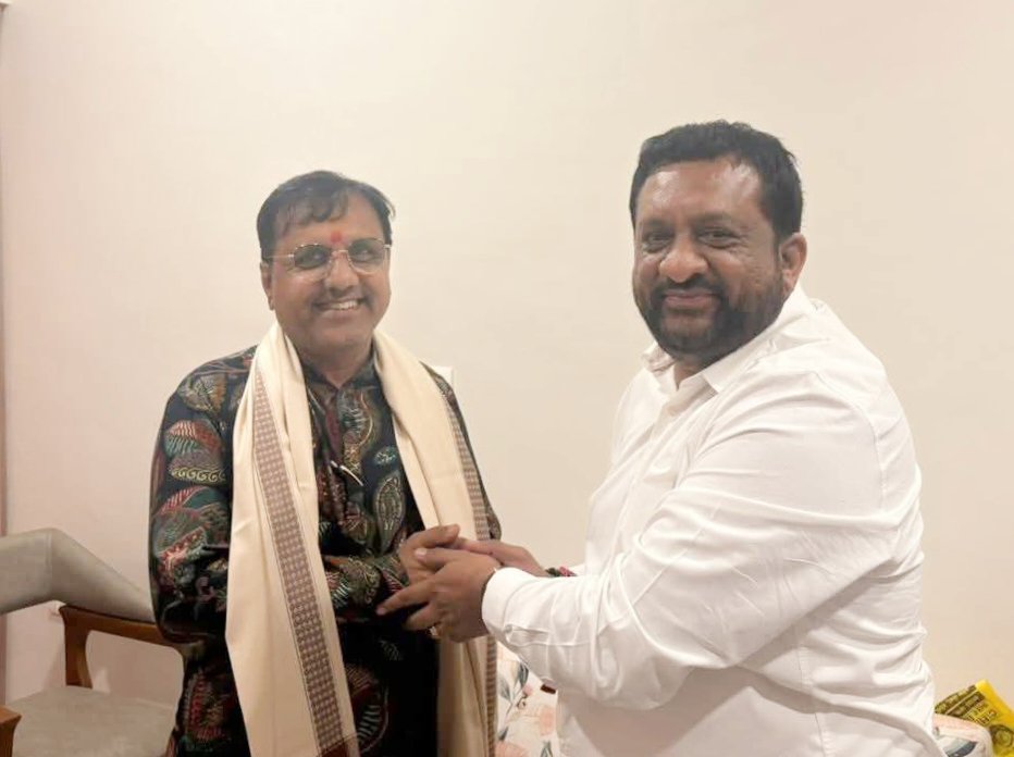 Kiritbhai_Patel's tweet image. આજરોજ જૂનાગઢ સર્કિટ હાઉસ ખાતે ગુજરાત રાજ્યના કેબિનેટ મંત્રીશ્રી
ડૉ.પ્રદ્યુમ્ન વાજા  સાહેબ   સાથે સૌજન્ય મુલાકાત કરી. રાજ્યના સર્વાંગી વિકાસ માટે તેમનું વિઝન અને માર્ગદર્શન પ્રેરણાદાયક રહેશે.