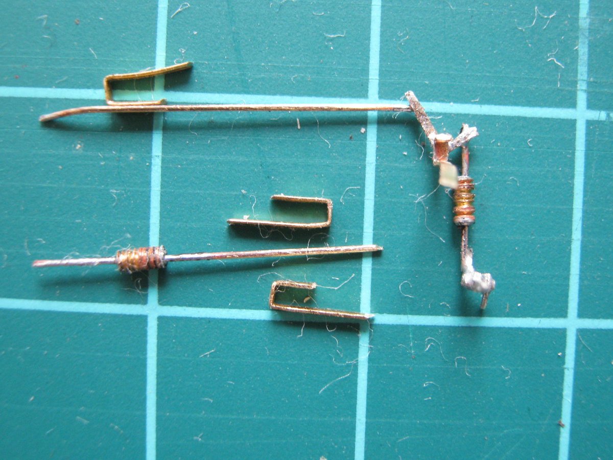 tentetu82's tweet image. #115系 #PULM パンタ周辺
パンタを組んでみたが線の太さが気にならないのでこのまま使うか。ただし折れやすいのが難点だ。
配管はモールドを残すけど鈎外し装置のセットは新製。後はストレートに組だけだがサッシの銀、Hゴムの灰色の色差しという難関が残っている。