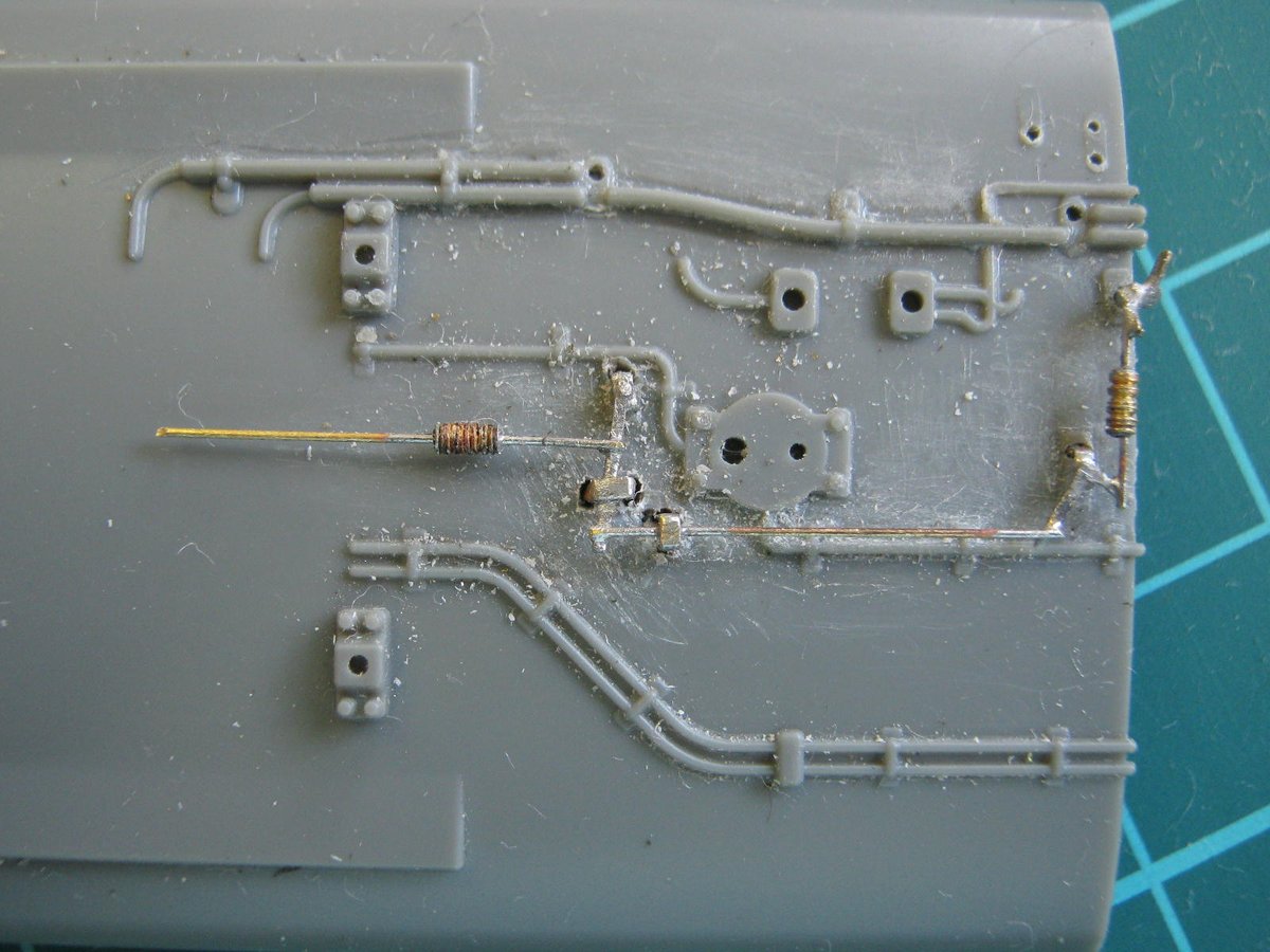 tentetu82's tweet image. #115系 #PULM パンタ周辺
パンタを組んでみたが線の太さが気にならないのでこのまま使うか。ただし折れやすいのが難点だ。
配管はモールドを残すけど鈎外し装置のセットは新製。後はストレートに組だけだがサッシの銀、Hゴムの灰色の色差しという難関が残っている。