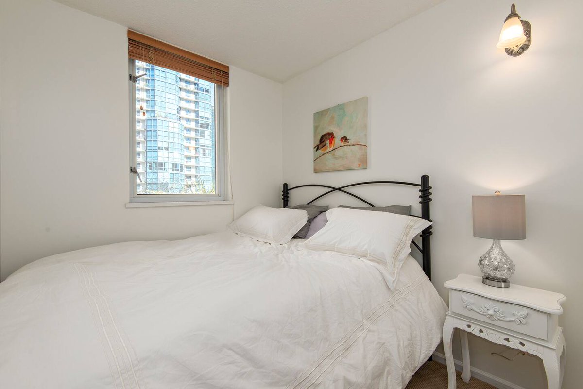 I was tired of paying rent.

So I rented a 3-bedroom townhouse and turned 2 bedrooms into separate Airbnb listings.

My girlfriend and I lived in the smallest room.

Within days, both listings were booked solid.

Here's how living rent-free changed everything: