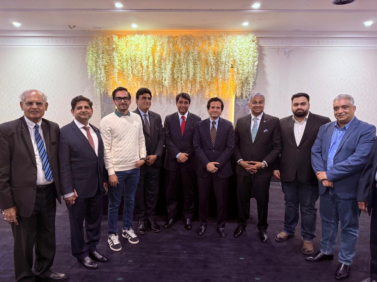 _affansays's tweet photo. A large number of Pakistani Australian community in Sydney gathered to welcome visiting Minister of Energy Hon @AliPervaiz450 who interacted with the community and answered their all questions and concerns. It was heartening to see Hon Minister interact with community members and deliver his message of unity and keeping Pakistan first. 
@Official_PetDiv @wahabshahzad3 @PakinAustralia @PakinSydney_ @AmjadMalik786 @MIshaqDar50