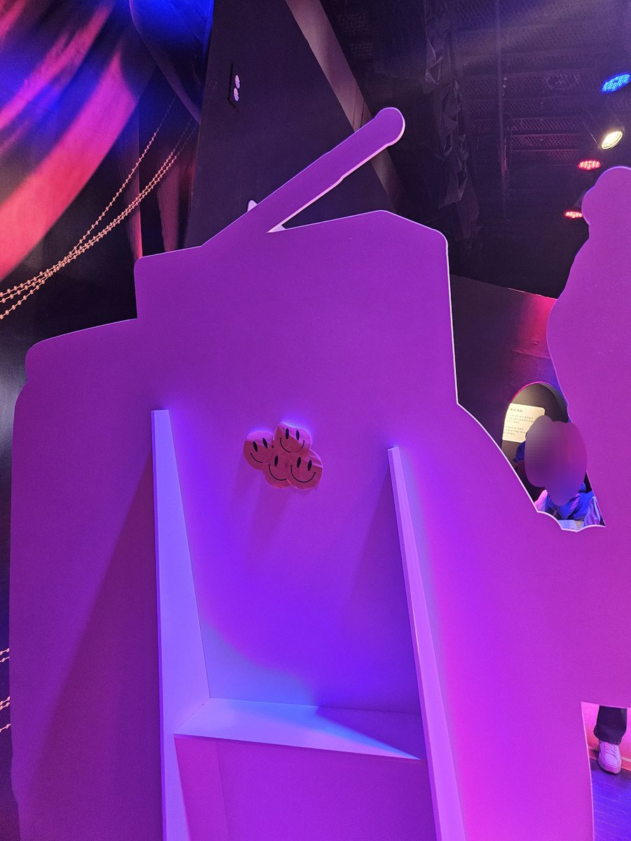 근데 브라운 등신대 뒤에 스마일 스티커 붙어있더라고요

...나만 몰랐어???