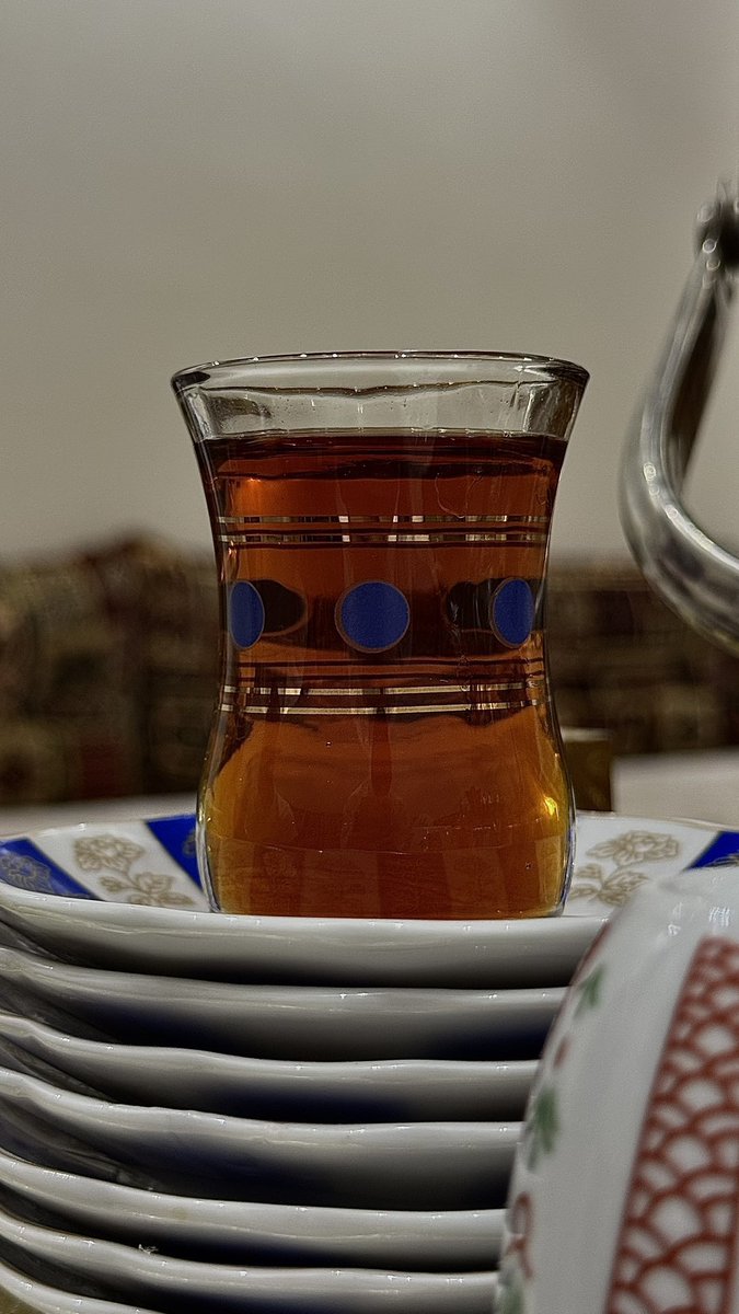 عليك الضمير الي به الشوق وقاد 
يالي شفايفك تشبه حمرة الشاهي

سيف عناد