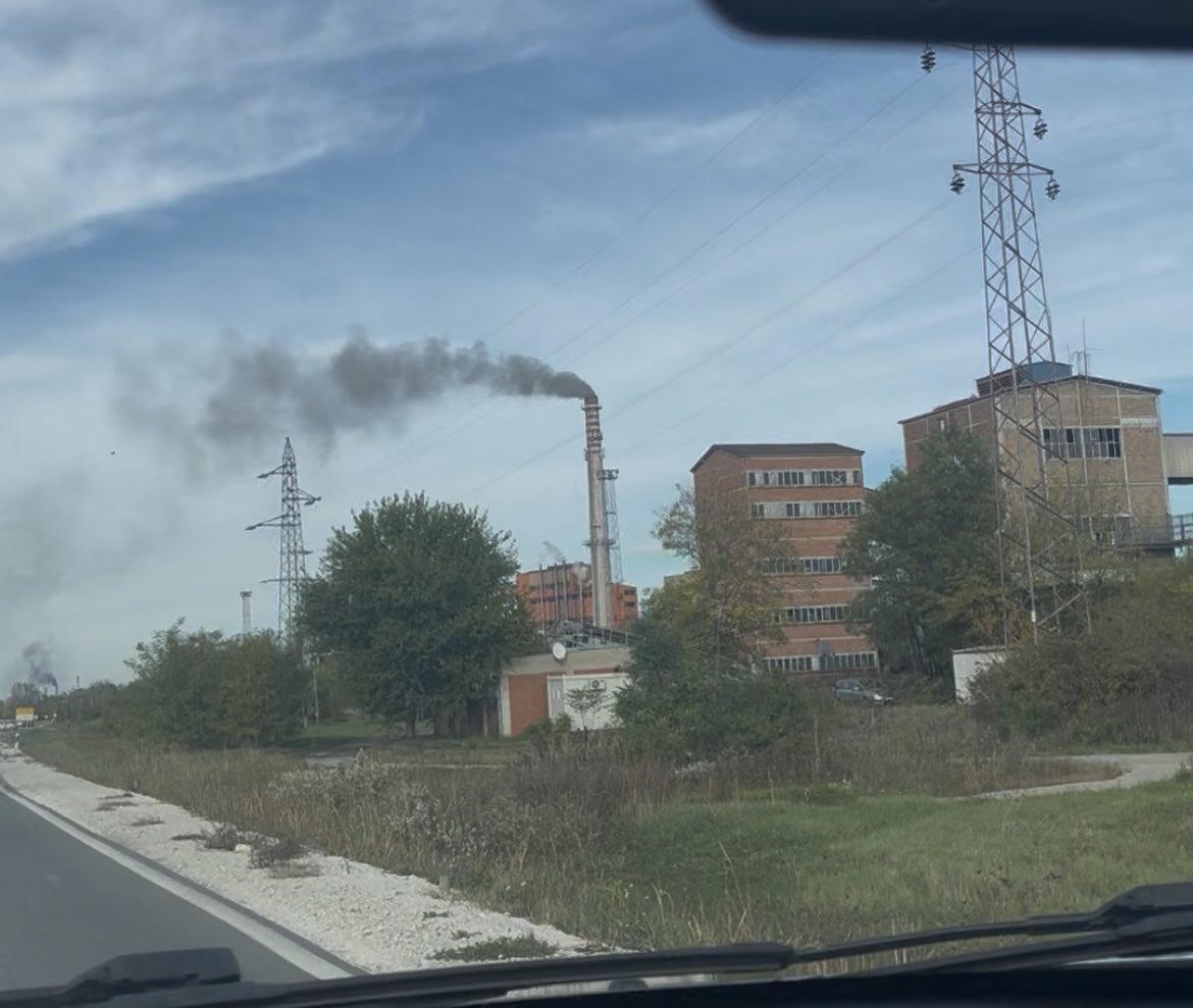 Crni dim je konačno označio da su se u Briselu u istom danu usvojile dve rezolucije o Srbiji! Jedna je TE, druga TO Kolubara! Drugi bi rekli da nas amerikanci prskaju iz vazduha ali ipak ostajemo pri stavu da ćacilend drži primat u javljanju o usvojenim rezolucijama!
