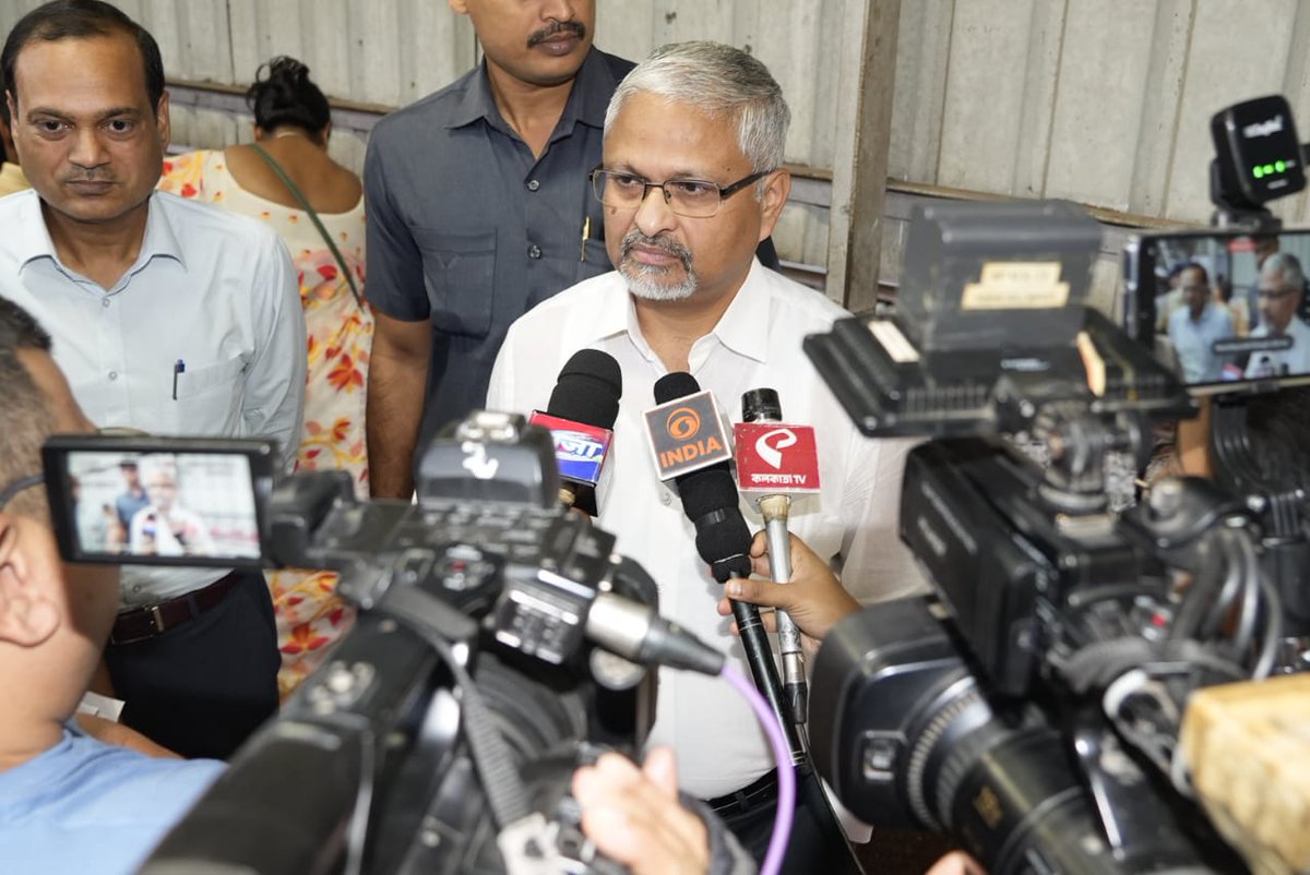 EasternRailway's tweet photo. Shri Milind Deouskar, General Manager, Eastern Railway, briefed the media at Sealdah station about the arrangements made by Eastern Railway to ensure smooth travel for passengers during the festive period.
#EasternRailway #RushManagement #FestivalSpecialArrangements #YatriSewa https://t.co/ySLjHoFWHv