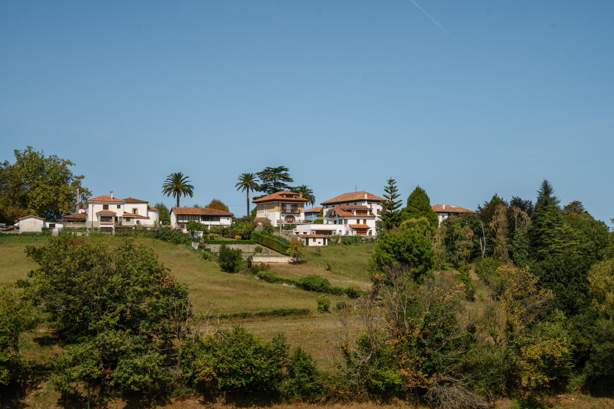 El Carmen es uno de los ocho pueblos que forman la parroquia de Moru. A solo 4 kilómetros de su capital municipal, esta pequeña aldea se define como un lugar sereno, perfecto para disfrutar en cualquier época del año.

#Ribadesella #VisitRibadesella #Asturias #VisitAsturias