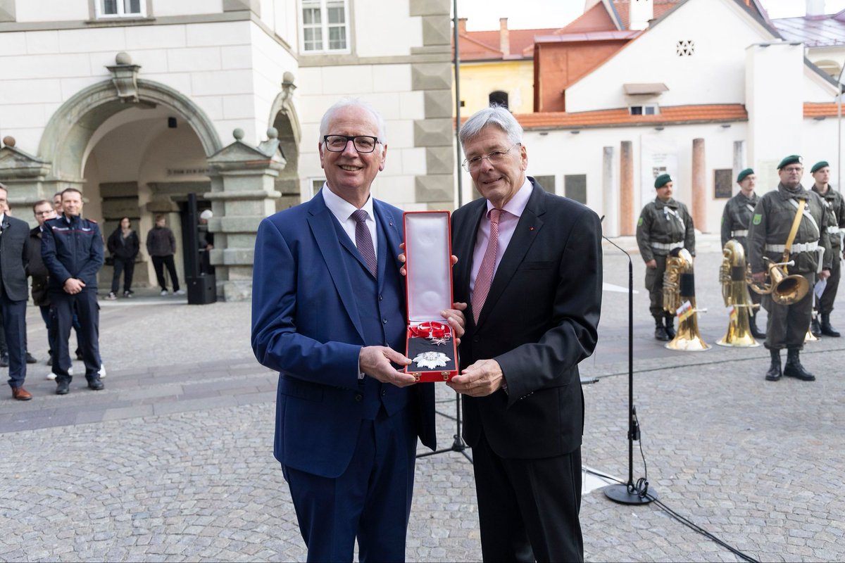 PeterKaiserSP's tweet photo. Nach 12,5 Jahren 1. Landtagspräsident &amp; 33,5 Jahren politischer Arbeit nimmt Reinhart Rohr Abschied von der Politik. Heute durfte ich ihm das Große Silberne Ehrenzeichen am Bande für Verdienste um die Republik 🇦🇹 überreichen. Danke für alles, Reinhart 🙏 https://t.co/ToPPgBGine
