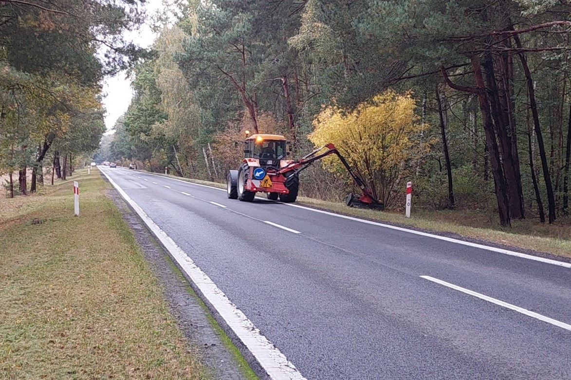 Koszenie pasa drogowego jest konieczne dla zachowania widoczności na drodze. Zachowaj szczególną ostrożność przy napotkaniu w trasie służb utrzymaniowych. Sprawdź utrudnienia na mapie ➡️ drogi.gddkia.gov.pl