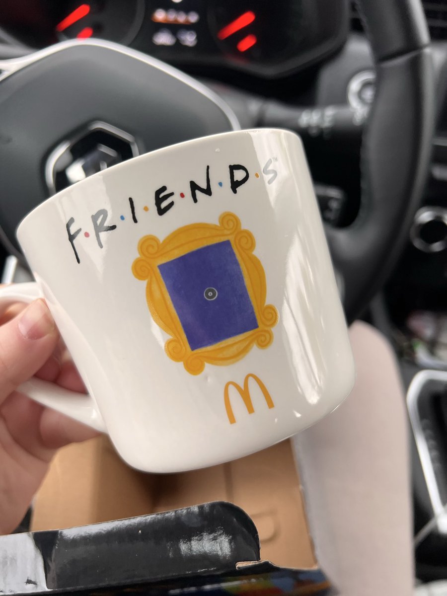 Кружки дают либо на завтрак, либо с пончиками :)
Знайте, я поела пончиков 👀