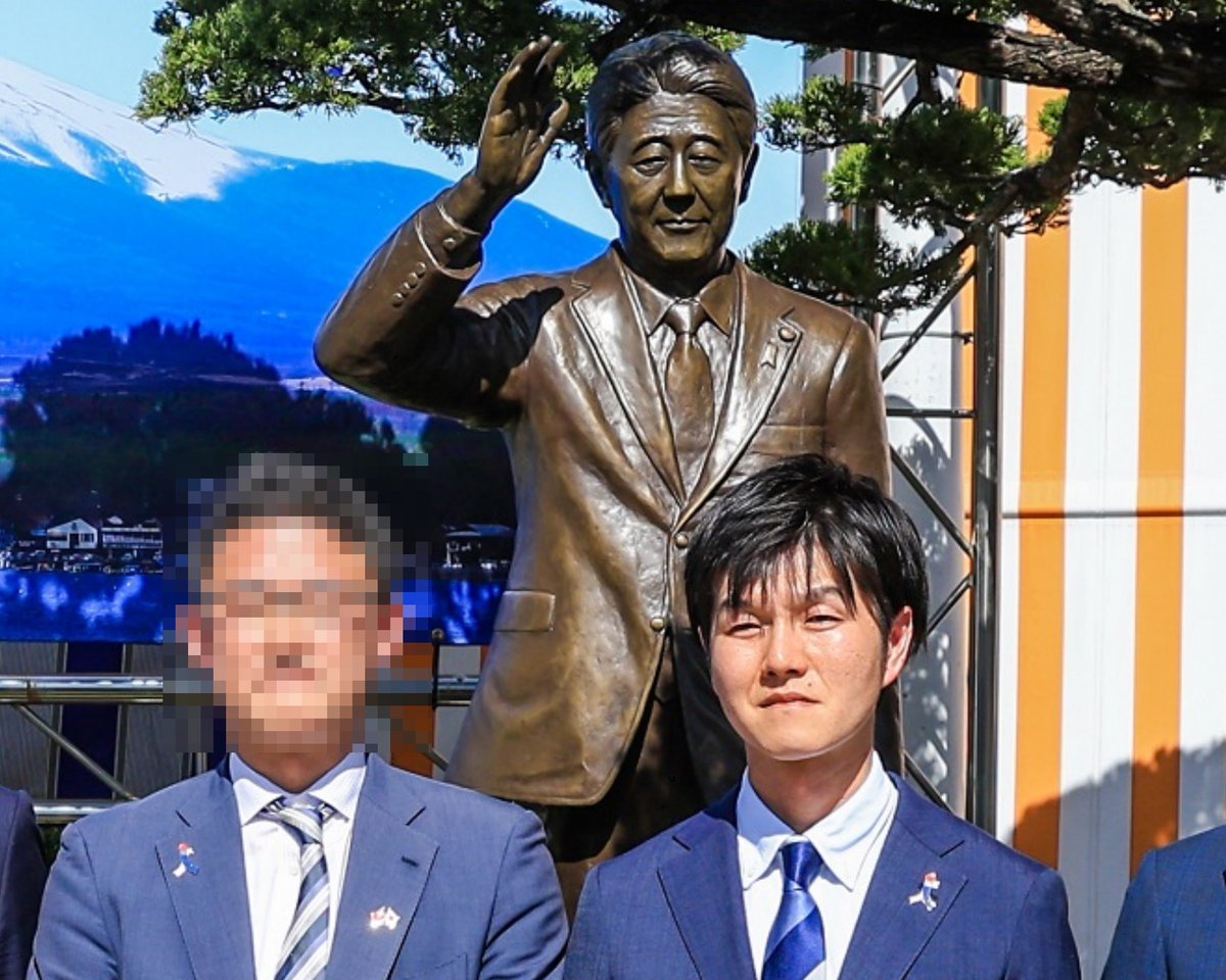 toubennbenn's tweet image. ニュース等とは違った独自の変な視点を提供する当アカウント。
早速「おこめ券」などと言い出していている
高市内閣で農水大臣になった鈴木憲和さんですが
彼は、台湾の、安倍さんと縁もゆかりもないところがつくりだした謎の安倍銅像の参拝経験者・・・
(なお勿論高市さんも参拝経験者・・・)