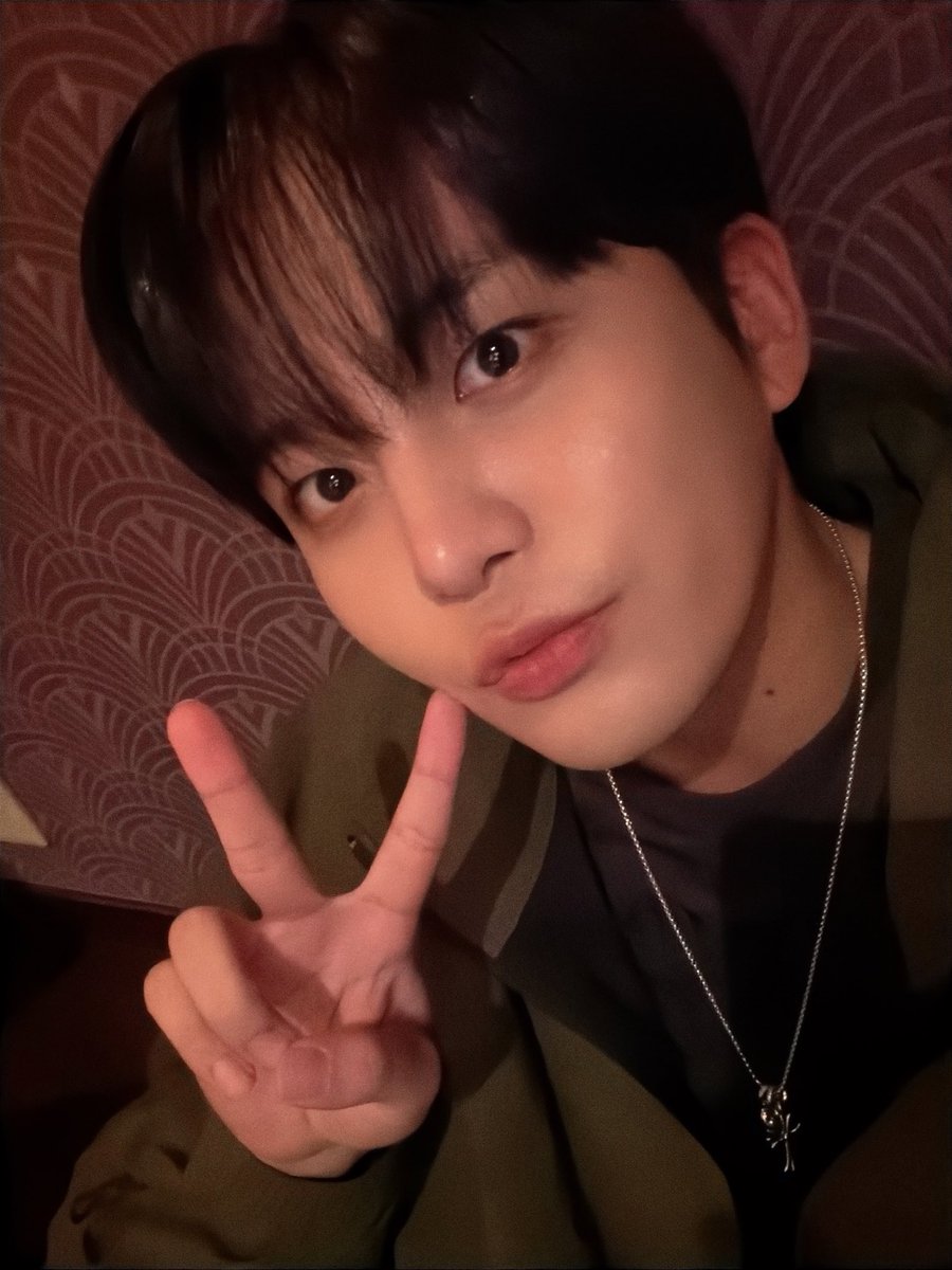 251023 #ATEEZ #Jongho   
Fromm chat, 10:34 PM JST

🐻 *pic
🐻 Today’s selfie
🐻 It’s really hot off the press,
🐻 taken just a minute ago
🐻 I just finished the concert and came to eat
🐻 Oh right, that necklace - 
🐻 it’s a birthday gift from the hyungs
🐻 from Sanie-hyung,