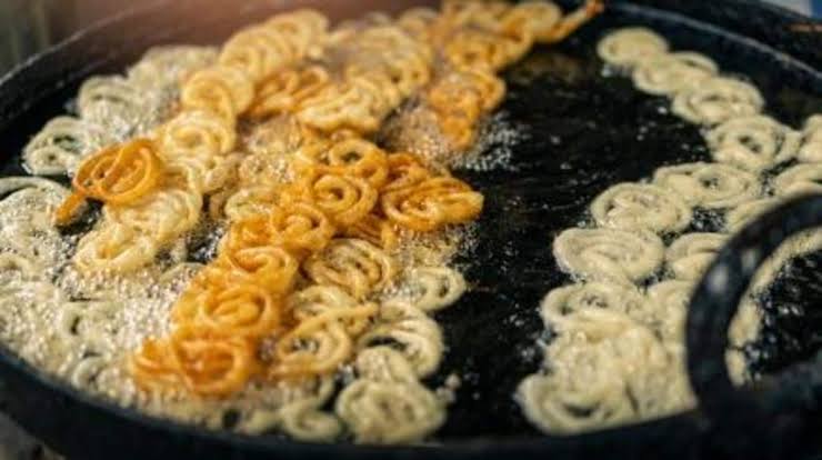 🚨 BIG BREAKING

NHRC issues notice to FSSAI over rampant reuse of COOKING oil by eateries and roadside vendors. 

NHRC calls it a major public HEALTH CONCERN, citing violations of food safety norms despite years of awareness drives.