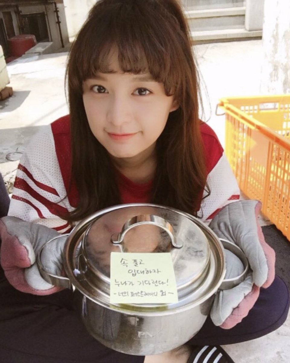그중 최고 커염짤은 음식들고잇는거임ㅜㅜ
삐삐머리로 치킨물고잇는 것도 커염직한데
냄비들고차카니미소짓고있는게너무기여워 근데이제 에피소드알고보면 더이상 웃을 수 없는,
