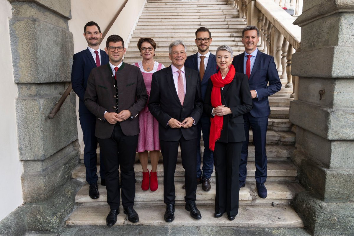 Peter Kaiser (@peterkaisersp) on Twitter photo Für ihn übernimmt Andreas Scherwitzl das Amt des Landtagspräsidenten. Marika-Lagger-Pöllinger wird 3. Landtagspräsidentin & Peter Reichmann wurde anstelle von Sara Schaar als neues Mitglied der Kärntner Landesregierung angelobt.
Alle Infos👇
ktn.gv.at/Service/News?n… Für ihn übernimmt Andreas Scherwitzl das Amt des Landtagspräsidenten. Marika-Lagger-Pöllinger wird 3. Landtagspräsidentin & Peter Reichmann wurde anstelle von Sara Schaar als neues Mitglied der Kärntner Landesregierung angelobt.
Alle Infos👇
ktn.gv.at/Service/News?n…