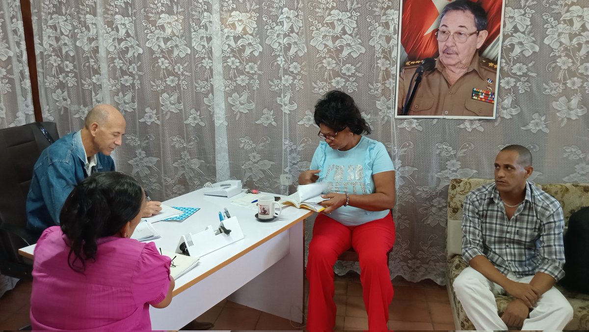 CEPStgo_Cuba's tweet image. #CENCuba |El Consejo Electoral Municipal de Santiago de Cuba 🇨🇺 recibe la visita de Juan Carlos García, Vocal de @Elecciones_Cuba, se evalúa el desarrollo de los procesos para cubrir plazas vacantes de delegados del #PoderPopular
#JuntosPorLaDemocracia