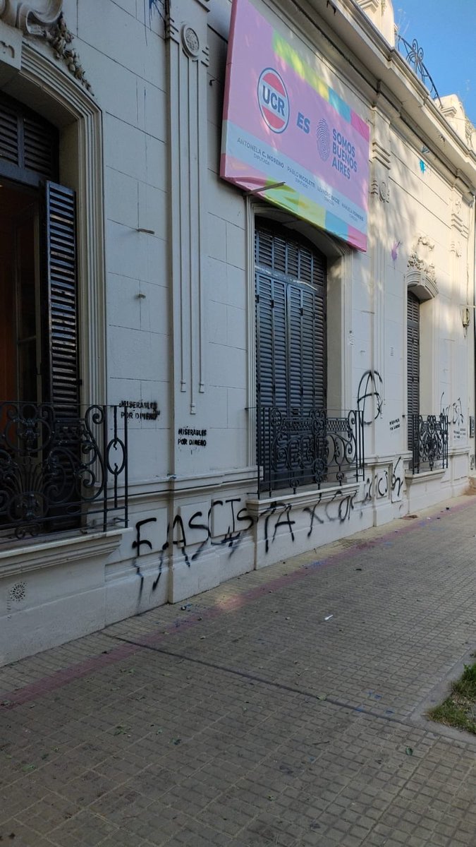 LucasMengoniG's tweet photo. La violencia del gobierno solo genera más violencia.

Por más que lo intenten nos van a correr, no nos van a callar y no vamos a parar de gritar DEMOCRACIA PARA SIEMPRE Y PAZ PARA LOS TIEMPOS. https://t.co/qmdzHQYqcI