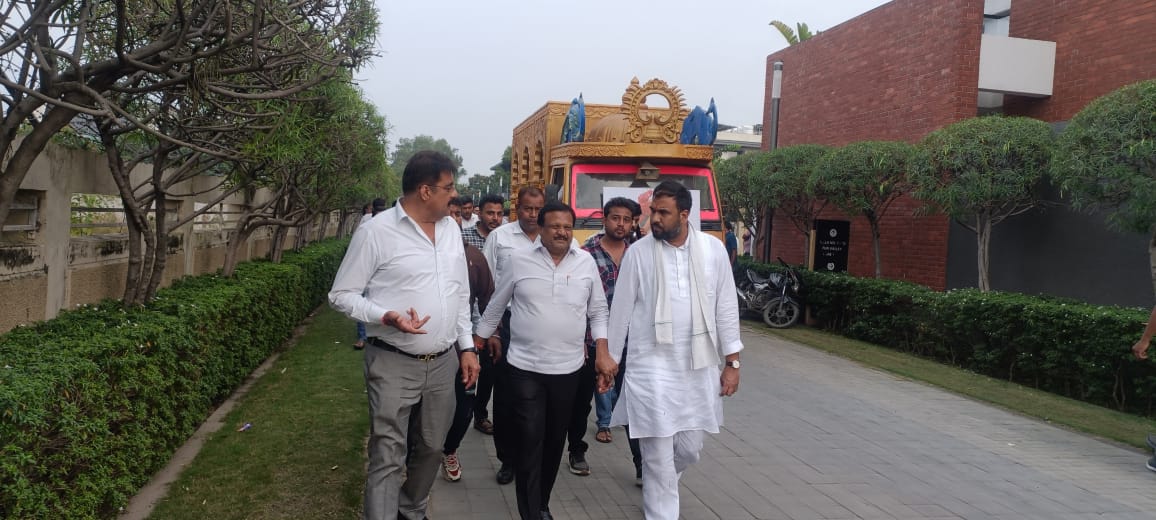 sajjanvermaINC's tweet photo. नर्मदे युवा सेना के राष्ट्रीय अध्यक्ष, युवा कांग्रेस नेता, प्रतिष्ठित उद्योगपति एवं समाजसेवी प्रवेश अग्रवाल जी के दुखद निधन पर इंदौर में उनकी अंतिम यात्रा में सम्मिलित हुआ तथा श्रद्धांजलि अर्पित की। https://t.co/ovZhtm61bT