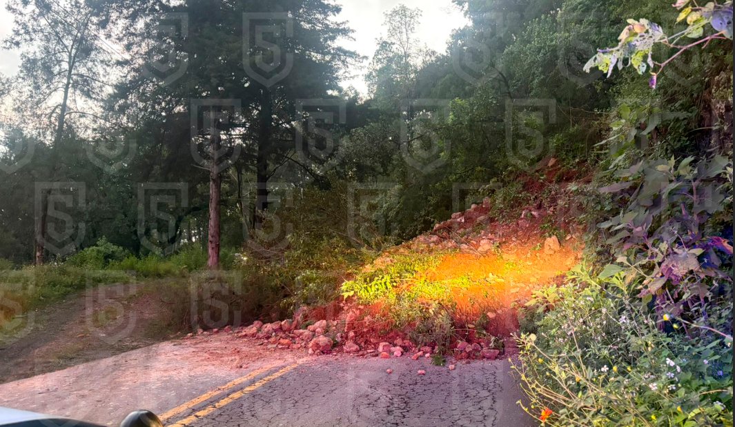 Central_CM's tweet image. Se registra #Cierre ⛔️ de la 📷 Carretera Toluca -Ciudad Altamirano, derivado de un #Derrumbe de cerro 📷#Temascaltepec.   Equipos de emergencia 📷 se encuentran laborando en la zona. 🚒