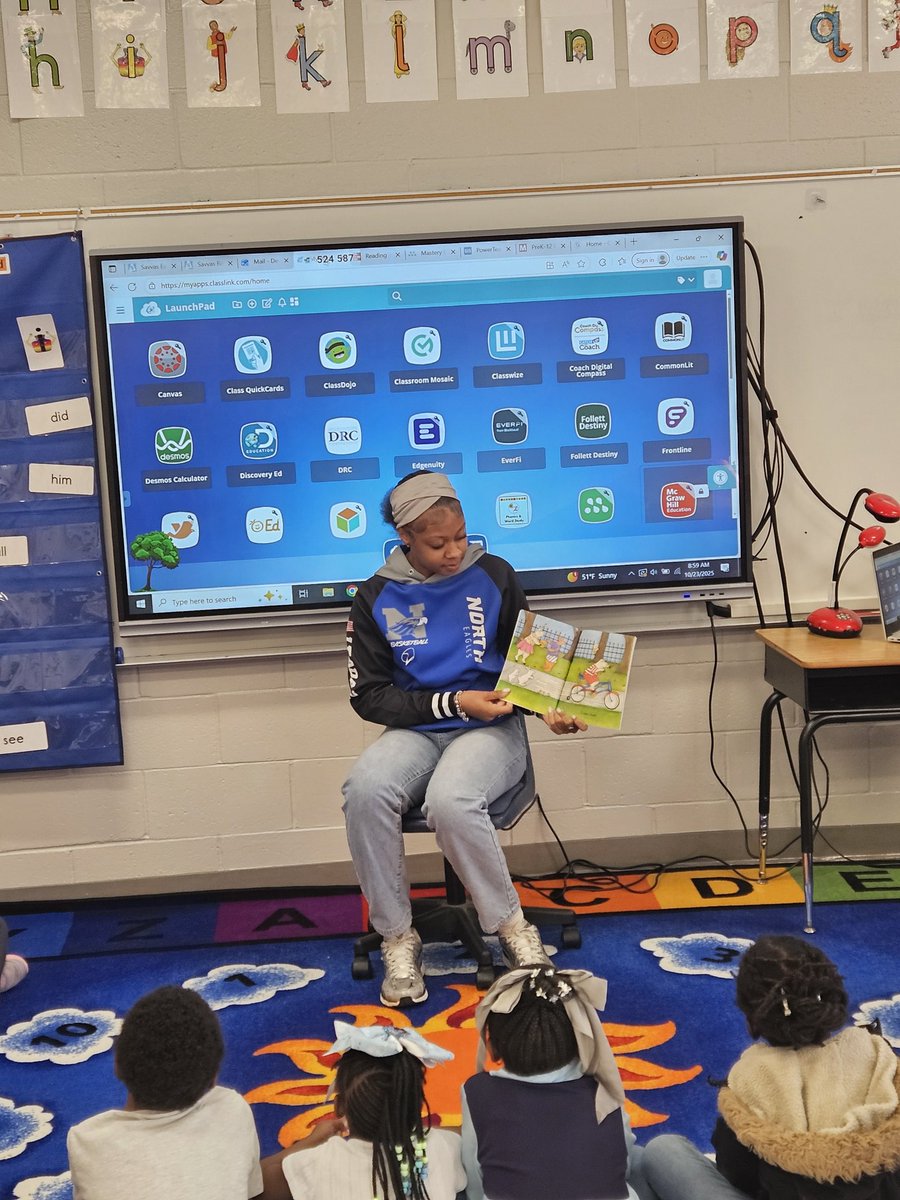 KailenParks_3's tweet image. Spent some time this morning at Dover Elementary School reading to the first graders. Community Service is important to me also. @commit2HBCU @esportsvisuals @MMBR_CoachGBell @SCBCA @LostLettermen @NorthLadyEagles @2xPeewee @MMBR_CoachGBell @a1hoopsreport @SCLadyWolves