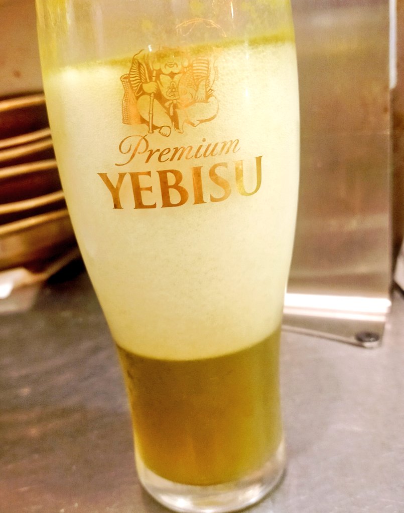 明日葉粉末入れた「明日葉ビール」やってみたらめっちゃ美味しいんだけど9割泡になっちゃう😂
