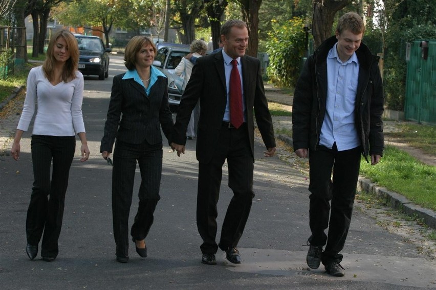 Z tą rodziną jest coś nie tak
Ojciec- odpowiedzialny za Hazardową i za parasol ochronny nad Amber Gold i Plichtą słupem gdańskich gangusów  
Syn- robił dla gangusów jako parasol (Plichta i Falenta) Oboje z ojcem wiedzieli że to LIPA
Żona i Córka- kontakty z przestępcą Romanem G.