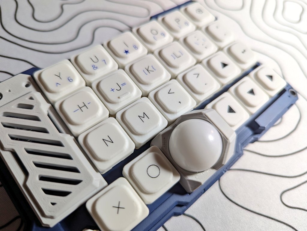 .<a href="/Yu_keyb/">ゆ</a>さんからキーキャップを提供いただきました！
なんと私のキーマップに合わせた専用品を作っていただきました…😁
恐ろしく綺麗な印刷でびっくりです。
#ゆcaps #MeKaBu_KB