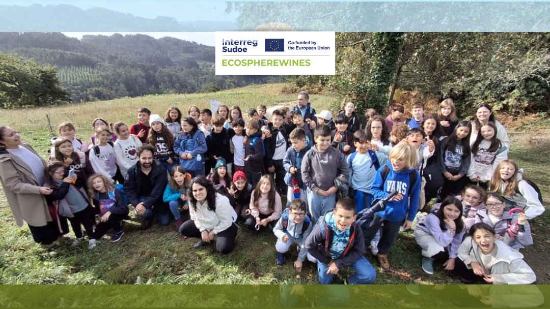fjuanadevega's tweet image. #InnovaciónRural | 🍇 Uns 60 rapaces do CEIP Juana de Vega convertéronse hoxe en aprendices de #biólogos para aprender a coidar os viñedos da man de #ECOSPHEREWINES, un proxecto @6Sudoe para mellorar o capital natural do viñedo e favorecer a súa conservación e xestión sostible.