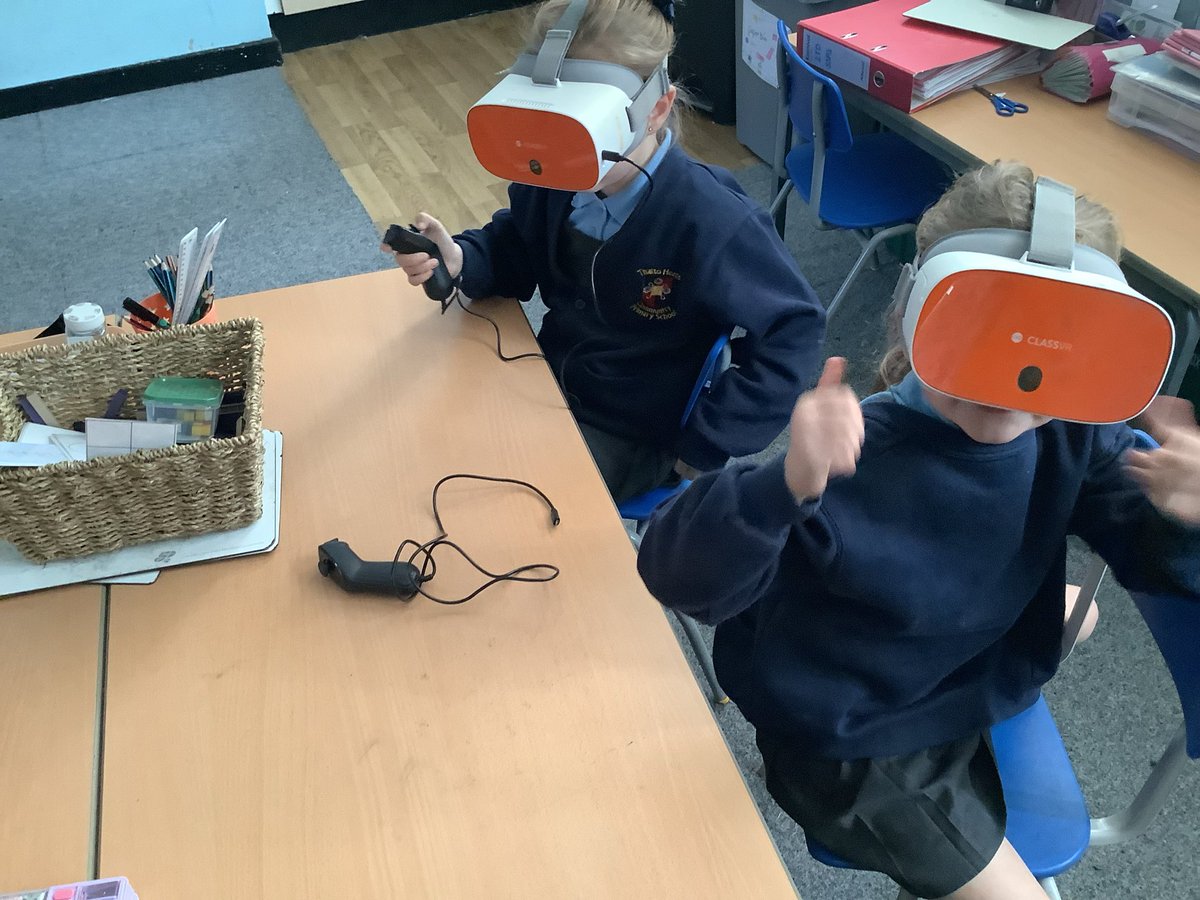 MissT_Thatto's tweet image. Today we used the Class VR to explore different habitats for our Science topic. 🏜️🌊🌴#ThattoPrim_Science #ThattoPrim_Computing
