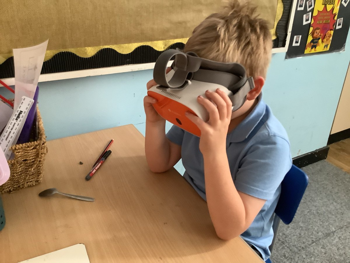 MissT_Thatto's tweet image. Today we used the Class VR to explore different habitats for our Science topic. 🏜️🌊🌴#ThattoPrim_Science #ThattoPrim_Computing