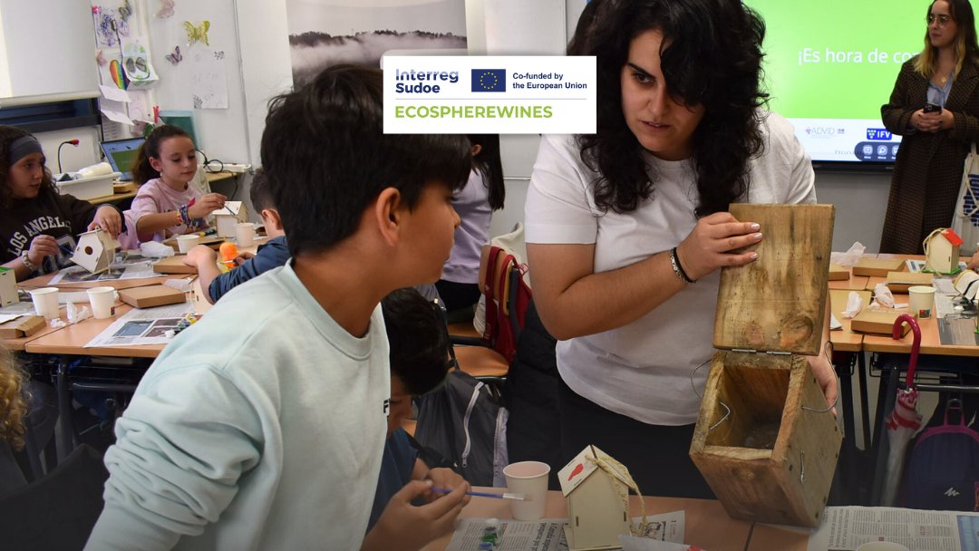 fjuanadevega's tweet image. #InnovaciónRural | 🍇 Uns 60 rapaces do CEIP Juana de Vega convertéronse hoxe en aprendices de #biólogos para aprender a coidar os viñedos da man de #ECOSPHEREWINES, un proxecto @6Sudoe para mellorar o capital natural do viñedo e favorecer a súa conservación e xestión sostible.