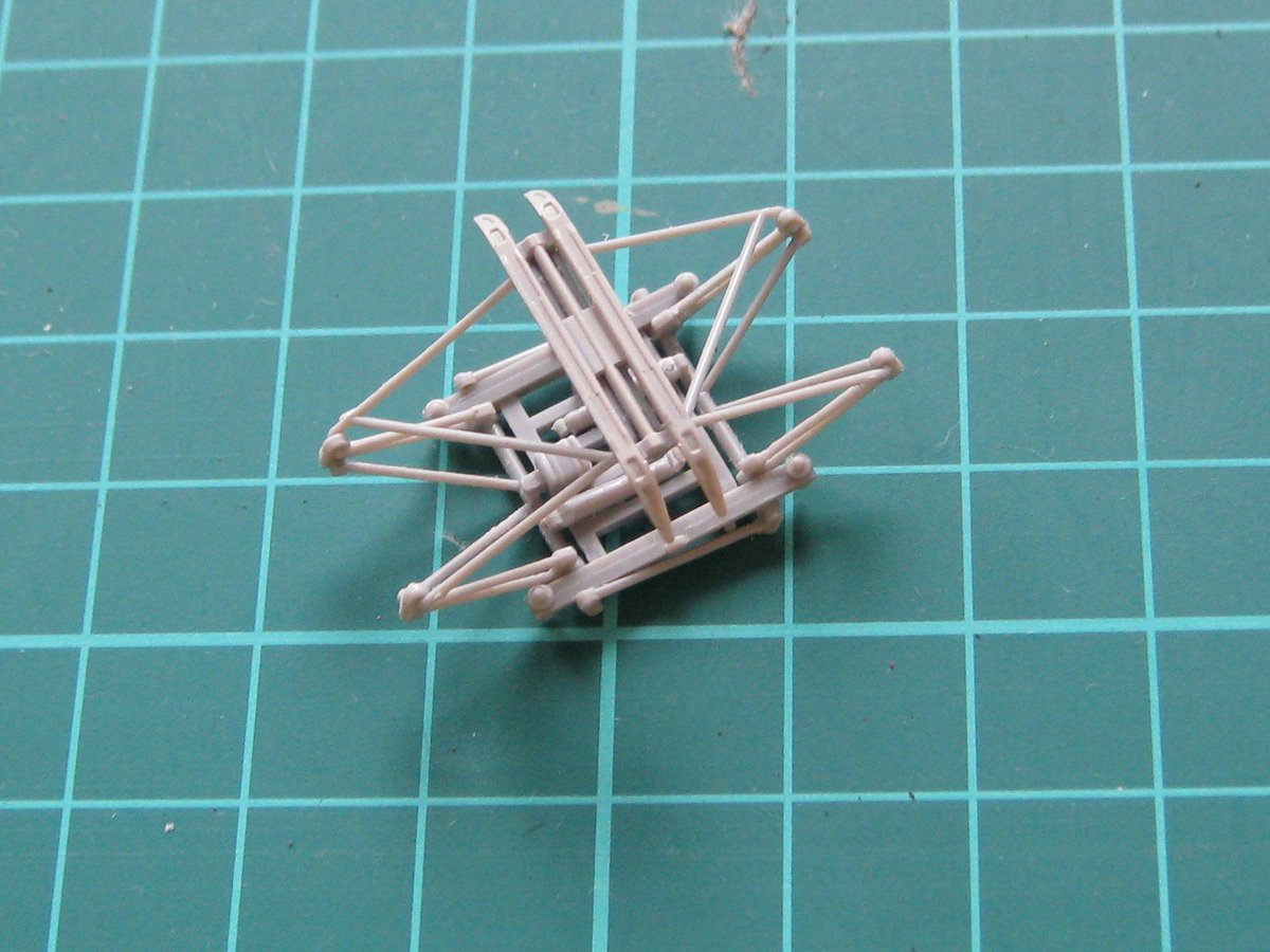 tentetu82's tweet image. #115系 #PULM パンタ周辺
パンタを組んでみたが線の太さが気にならないのでこのまま使うか。ただし折れやすいのが難点だ。
配管はモールドを残すけど鈎外し装置のセットは新製。後はストレートに組だけだがサッシの銀、Hゴムの灰色の色差しという難関が残っている。