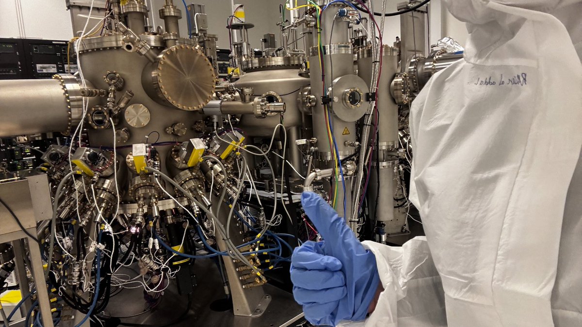 bolymach's tweet image. سعيدة وفخورة بإتمامي دورة CMOS Fundamentals مع @Academy32 💫
تجربة ثرية فتحت لي آفاق جديدة في عالم semiconductors
وفخورة أكثر بعملي مع فريق متكامل في KAUST Clean Rooms 

#Academy32 #CMOS #CleanRooms #KAUST