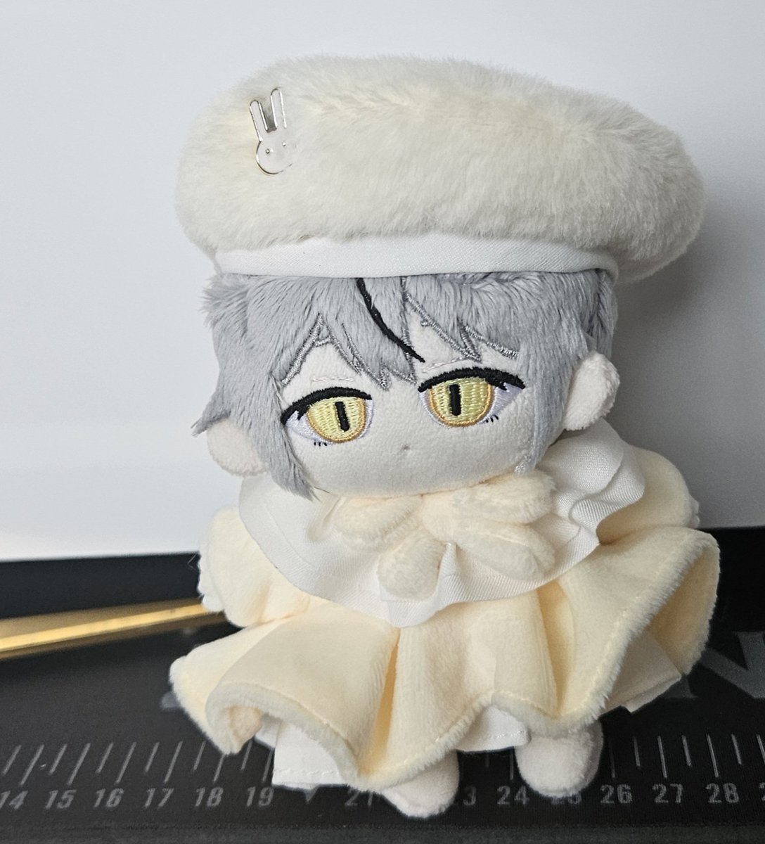 오랜만에 덕질인형을 만들었으나 당장 입힐옷이없어 일단 이런거나 입혀뒀는데 안어울려서 살작미안함...제삼아...경비복 구해줄게꼭...