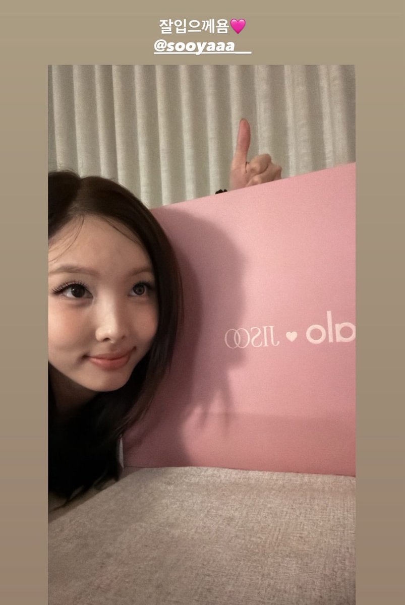 imnayeonarchive's tweet image. jisoo sent her ALO collection to nayeon💞