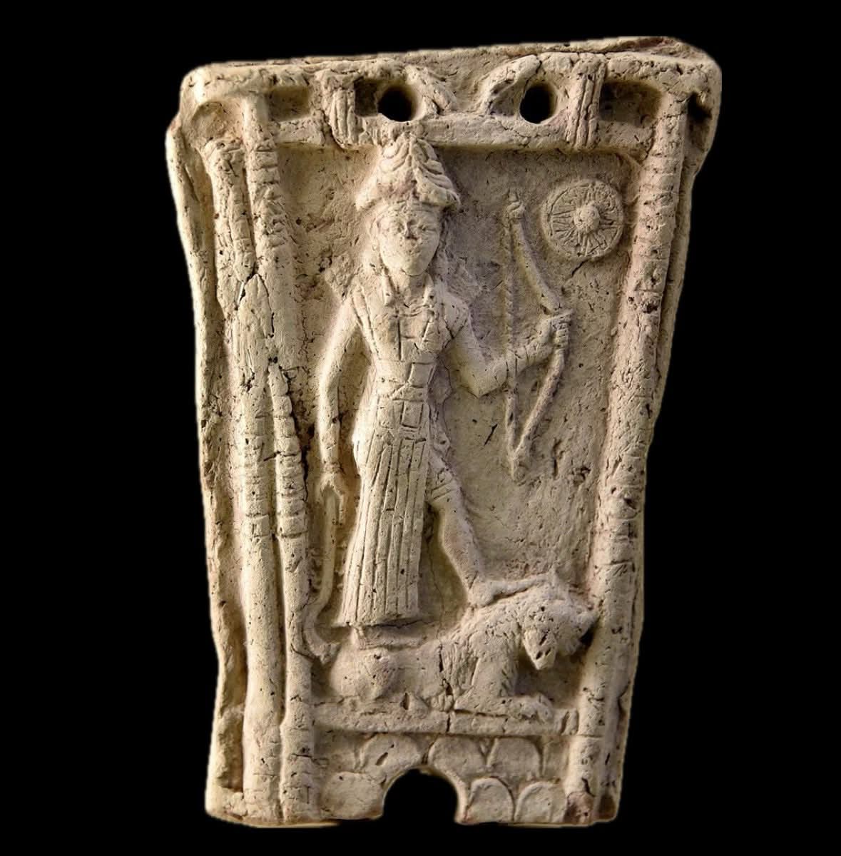 1- MEZOPOTAMYA: İŞTAR (İNANNA) BETİMLİ ESKİ BABİL TERRAKOTTA PLAKETİ
Eser Adı: Tanrıça İştar (İnanna) Betimli Terrakotta Plaket
Kültür/Dönem: Mezopotamya, Eski Babil Dönemi
Tarihlendirme: Yaklaşık MÖ 1900–1700
Köken: Mezopotamya (Günümüz Irak)
Malzeme: Pişmiş Kil (Terrakotta)