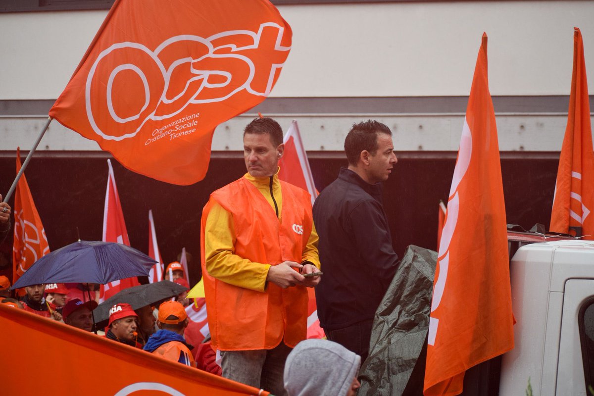 Was für eine Woche! Syna war rege in den Medien vertreten. Am heutigen #throwbackthursday blicken wir zurück auf den Montag, wo die Bauarbeiter/-innen am Montag ihre Arbeit niederlegten. Mit dabei: unsere Branchenleiter Guido Schluep (gelbe Weste) und Michele Aversa.