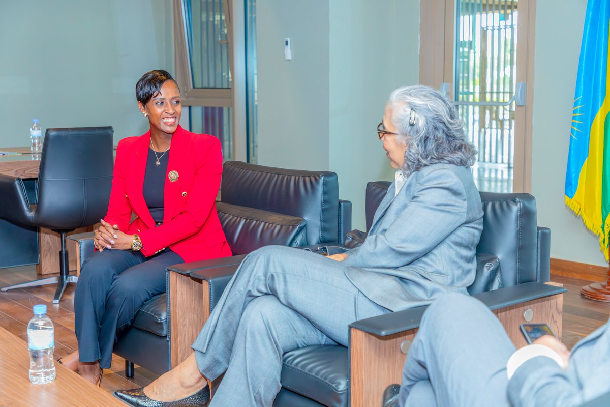 Rwanda_Sports's tweet image. Today, Minister @nmukazayire welcomed H.E. Irene Vida Gala, Ambassador of Brazil to Rwanda, for a courtesy visit. Discussions focused on exploring areas of  bilateral cooperation between Rwanda and Brazil in sports development. 🇷🇼🤝🇧🇷 #SportsDevelopment #SportsDiplomacy…
