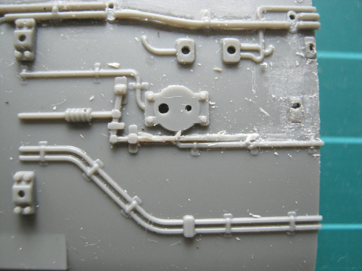 tentetu82's tweet image. #115系 #PULM パンタ周辺
パンタを組んでみたが線の太さが気にならないのでこのまま使うか。ただし折れやすいのが難点だ。
配管はモールドを残すけど鈎外し装置のセットは新製。後はストレートに組だけだがサッシの銀、Hゴムの灰色の色差しという難関が残っている。