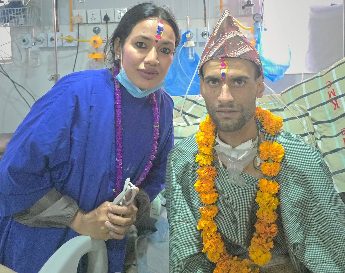 ashika71's tweet image. मैले सुरुमा भेट्दा साह्रै नाजुक अवस्था हुनुहुन्थ्यो कमल भाइ। उहाँको शरीर भरी प्वाल नै प्वाल पारिएको थियो, होस भएर पनि आवाज आउने थिएन भाइको। सायद मैले भेटेको जेन्जी भाइहरूमध्ये सबैभन्दा सिरियस उहाँ नै हुनुपर्छ। भगवानको करामत, आज भाइ बोल्न सक्नुहुन्छ, अनुहारमा नै फरक चमक देखेँ आज!