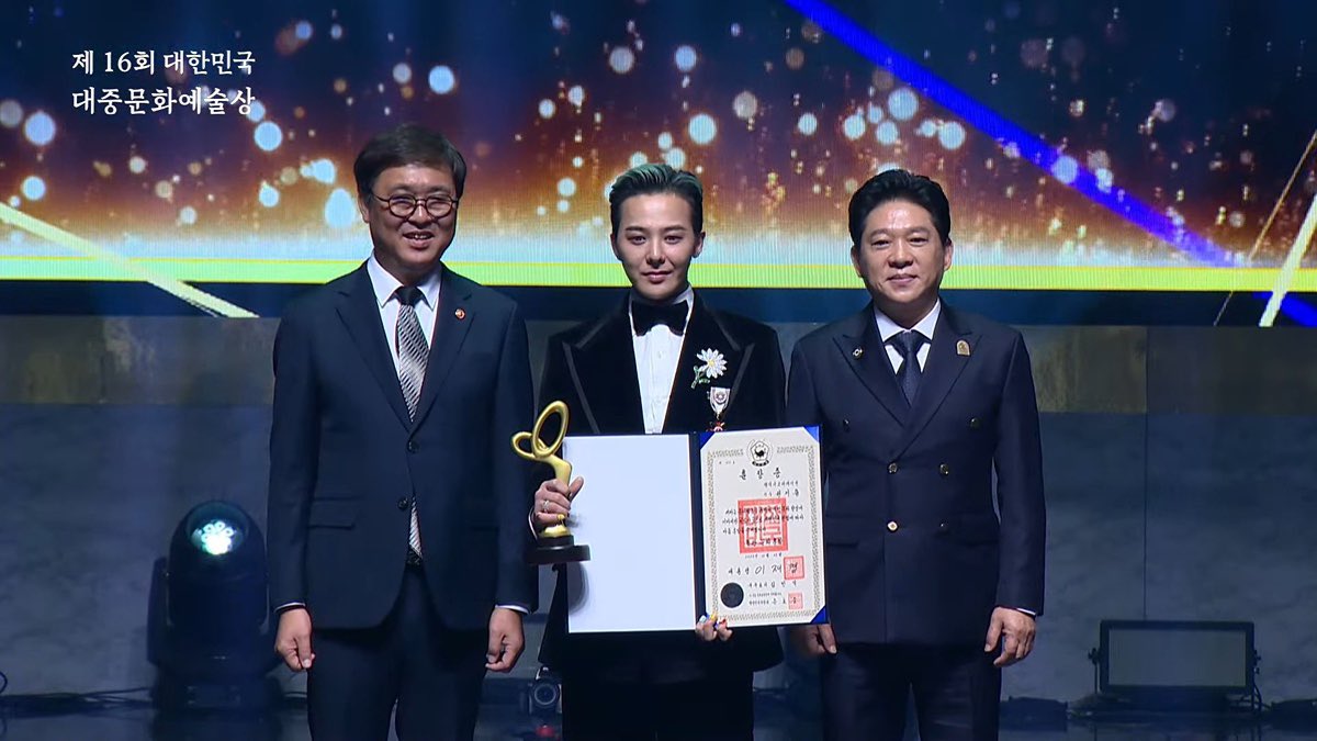 지드래곤 대한민국 옥관 문화훈장 수훈🎖️

아이돌 최초이자 최연소 옥관 수상

”매일 좋은꿈을 꾸다보면 그 꿈이 현실이 되기도 하고“

그 꿈의 이상향을 잘 그려나가고 있는 내가수
한걸음 한걸음이 의미깊고 빛이나
많이 축하해 우리 권지용

My pride, GDRAGON

youtu.be/18TIQy3DdpU?si…