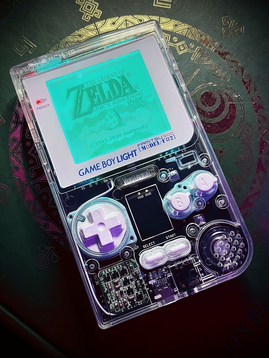 TheGoldenDays's tweet image. Game Boy Light Famitsu dropped in ‘98 (Japan) and still looks futuristic