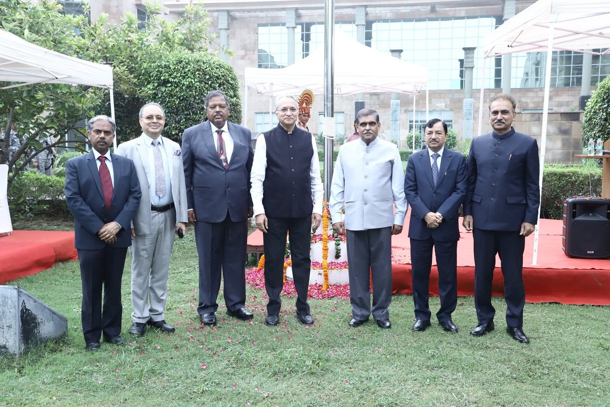 Er. Himanshu Mishra(Kanpuriya Pandit) (@himanshumi2911) on Twitter photo рдЗрди 7 рдмреБрдбреНрдвреЛрдВ рдХреЛ рдХрд╛рдо рдХрд░рдиреЗ рдХреЗ рд▓рд┐рдП 70 рд▓рд╛рдЦ рдХреА BMW рдЪрд╛рд╣рд┐рдП ,
рд▓реЛрдХрдкрд╛рд▓ рдиреЗ 16 рдЕрдХреНрдЯреВрдмрд░ рдХреЛ 7 BMW рдХрд╛рд░реЛрдВ рдХреЗ рд▓рд┐рдП рдЯреЗрдВрдбрд░ рдлреНрд▓реЛрдЯ рдХрд┐рдпрд╛ рдерд╛ ред
рдФрд░ рдореИрдВ 13 рдШрдВрдЯреЗ рдФрд░ рдХрднреА-рдХрднреА 20 рдШрдВрдЯреЗ рднреА рд╕рд╛рдЗрдЯ рдкрд░ рд░рд╣рддрд╛ рд╣реВрдВ рдФрд░ рдмрд╛рд░рд┐рд╢ рдзреВрдк рднреА рдЭреЗрд▓рддрд╛ рд╣реВрдВ рддреЛ рдореБрдЭреЗ рдХрдВрдкрдиреА рдХреА рдЧрд╛рдбрд╝реА рд╕реЗ рдЖрдиреЗ рдХреЛ рдорд┐рд▓рддрд╛ рд╣реИред рдЗрди 7 рдмреБрдбреНрдвреЛрдВ рдХреЛ рдХрд╛рдо рдХрд░рдиреЗ рдХреЗ рд▓рд┐рдП 70 рд▓рд╛рдЦ рдХреА BMW рдЪрд╛рд╣рд┐рдП ,
рд▓реЛрдХрдкрд╛рд▓ рдиреЗ 16 рдЕрдХреНрдЯреВрдмрд░ рдХреЛ 7 BMW рдХрд╛рд░реЛрдВ рдХреЗ рд▓рд┐рдП рдЯреЗрдВрдбрд░ рдлреНрд▓реЛрдЯ рдХрд┐рдпрд╛ рдерд╛ ред
рдФрд░ рдореИрдВ 13 рдШрдВрдЯреЗ рдФрд░ рдХрднреА-рдХрднреА 20 рдШрдВрдЯреЗ рднреА рд╕рд╛рдЗрдЯ рдкрд░ рд░рд╣рддрд╛ рд╣реВрдВ рдФрд░ рдмрд╛рд░рд┐рд╢ рдзреВрдк рднреА рдЭреЗрд▓рддрд╛ рд╣реВрдВ рддреЛ рдореБрдЭреЗ рдХрдВрдкрдиреА рдХреА рдЧрд╛рдбрд╝реА рд╕реЗ рдЖрдиреЗ рдХреЛ рдорд┐рд▓рддрд╛ рд╣реИред