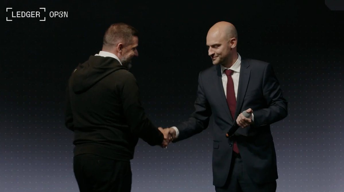gregory_raymond's tweet image. "Prenez la pilule bleue et procurez-vous un wallet Ledger"
Cet après-midi, @Ledger a fait monter sur scène le ministre français des Affaires étrangères @jnbarrot lors de sa conférence annuelle
Extrait de son discours :
"La solution pour concilier liberté et protection réside…