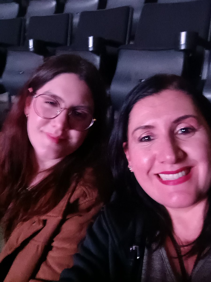 KPAGER's tweet photo. @aesquinca Graaacias!!! Fue el regalo de mi hija que HOY es Médico y es su día, acaba de graduarse y desde niña es muy fan de Michael Jackson, muy buen show #thisismichael #CaminitoAlaEscuela https://t.co/sNIE2OSRzn