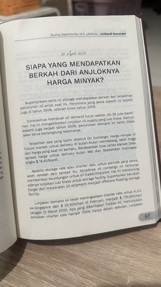 eskepalmilosatu's tweet image. Ngomong-ngomong soal kapal minyak, ada kisah yang jarang disorot tapi luar biasa menarik.
Tentang bagaimana di tengah harga minyak minus, justru ada sektor yang mendadak panen besar-besaran.
Diadaptasi dari buku Buying Opportunity of a Lifetime - Joellardi Sunendar