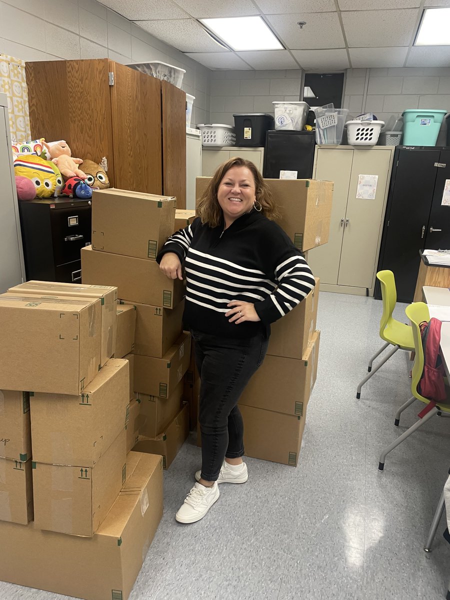 TC_Schools_KY's tweet image. Thank you to our community for continuing to bless our Family Resource Youth Services Centers! 

❤️ Amazon donated boxes of clothes to our TCPC FRC! 
❤️ Bethel First Presbyterian donated school supplies to our TCMS YSC! 

#tcpride #tccares #TCFRC #TCYSC