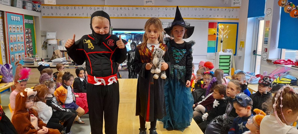 🎃 Bhí na Naíonáin Shinsearacha ar an gcairpéad dearg inniu — Seó Faiseanta Oíche Shamhna! Ó chailleacha go cait,bhí an taispeántas agus an samhlaíocht ar fheabhas! 👻🧙‍♀️🐱