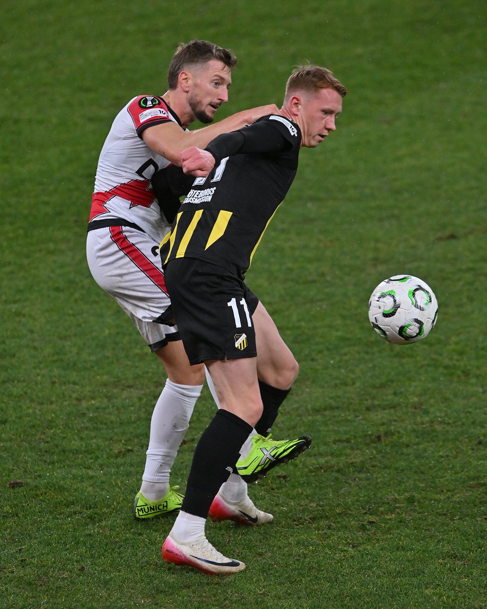 En  el descuento no sé juega prácticamente nada:
-1:30 en cambios
-Roja perdonada al delantero del Hacken por agresión a Lejeune
-Penalti clarísimo sobre Álvaro que lo tiene que revisar el Var por qué el árbitro iba a pitar amarilla a Álvaro por tirarse...
Aún así 2-2 ,A MAMAR⚡