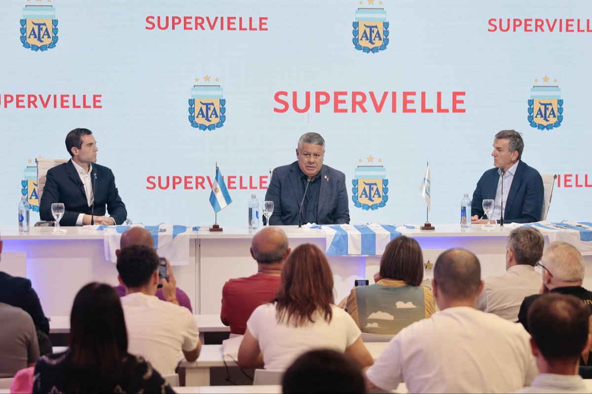 AFASeleccionEN's tweet photo. 🤝🇦🇷 The Argentine Football Association presents its new regional sponsorship agreement with @Supervielle_ARG.

The agreement strengthens AFA’s commercial growth in recent years and establishes Supervielle as a key player in Argentina’s financial system, making it a strategic national ally on the road to the 2026 World Cup 🔜